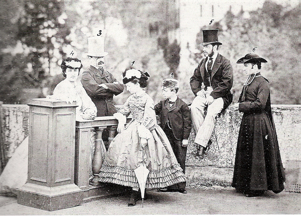 A jovem Margherita com seu irmão mais novo, Thomas e seus tutores nos anos 60 do século XIX